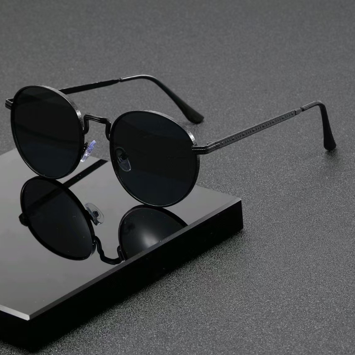 Vintage Fashion Enthusiasts - Lunettes de soleil rondes classiques et