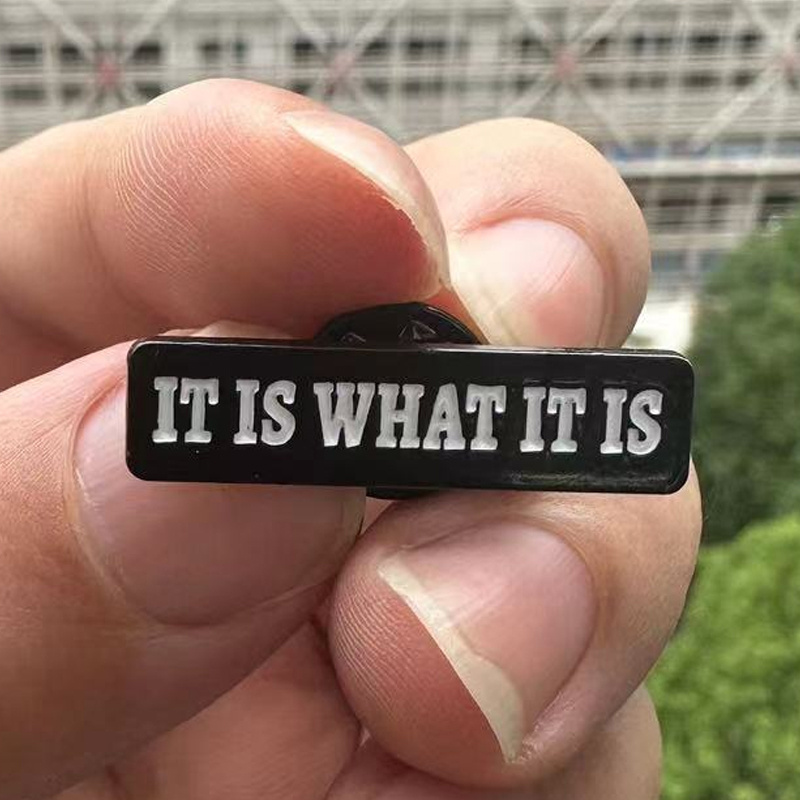 Broche avec citation de lettre - Vintage Fashion Quotes avis et prix
